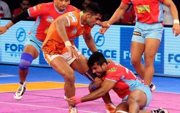 Deepak Hooda has been simply phenomenal in both the raiding and the defensive departments, tonight.